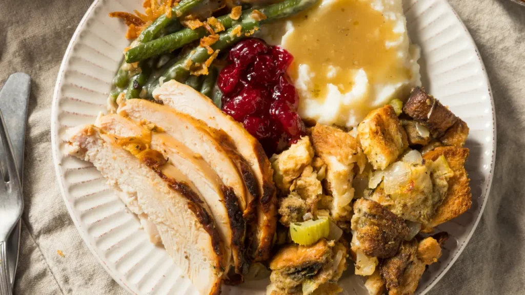 plate of Thanksgiving food